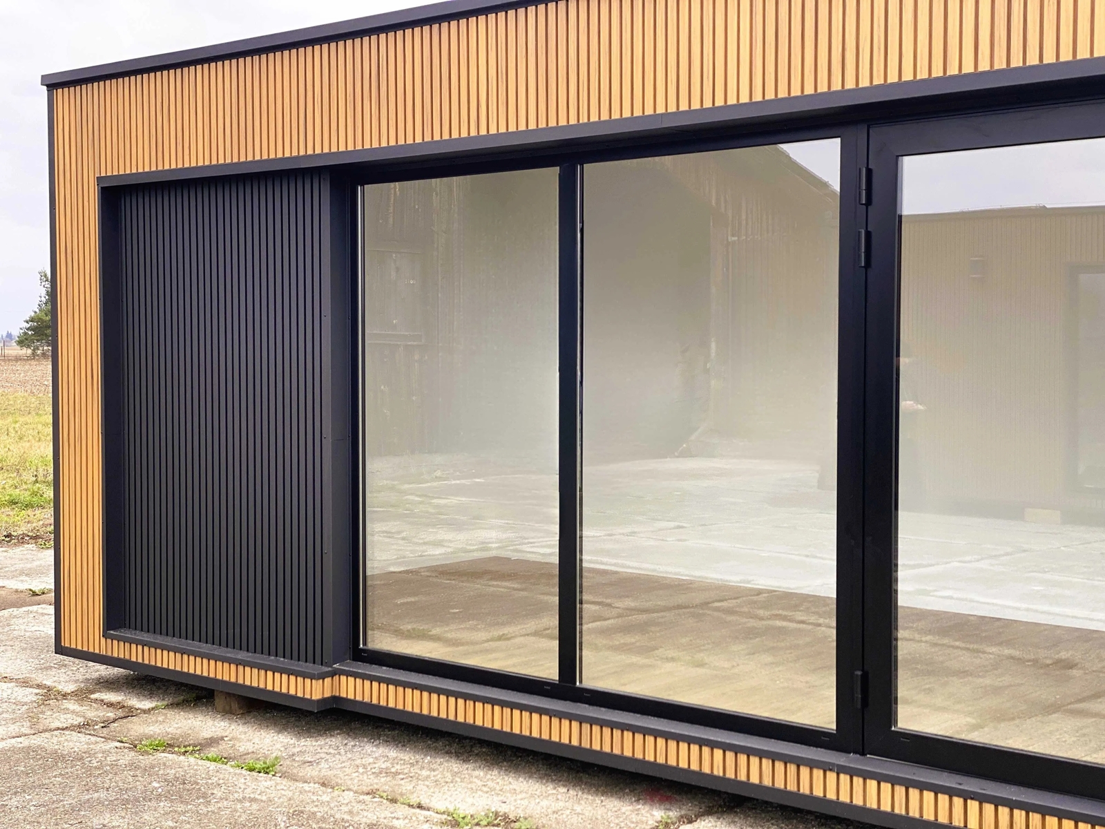 module prefabrique 18 m2 design bois et anthracite 1 2 module prefabrique 18 m2 design bois et anthracite 1 2