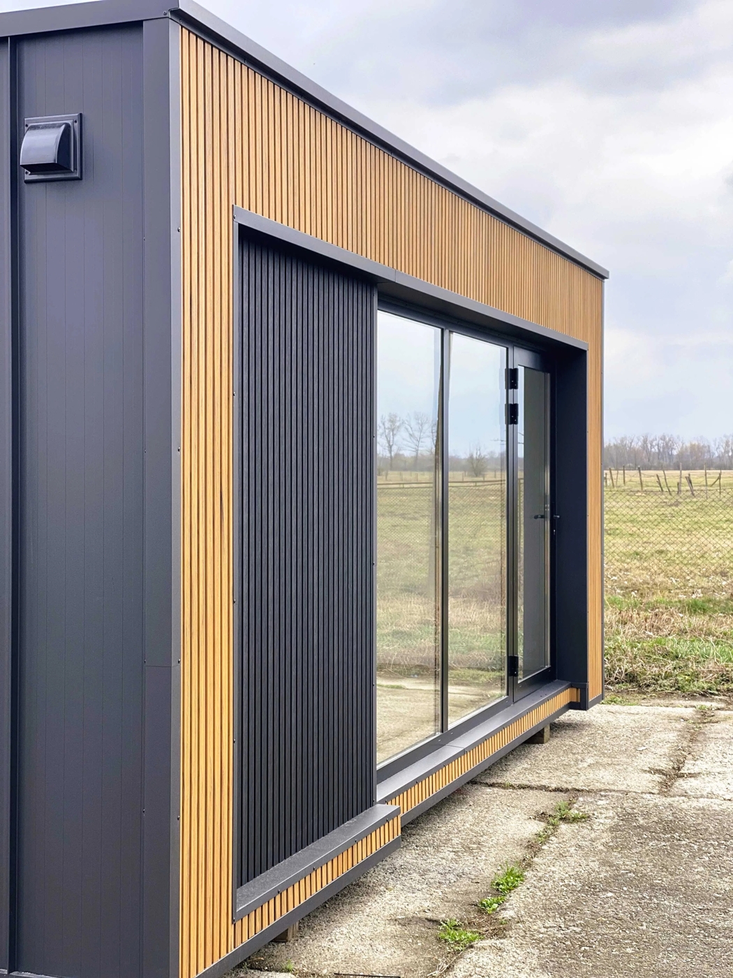 module prefabrique 18 m2 design bois et anthracite module prefabrique 18 m2 design bois et anthracite
